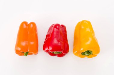 Beyaz arka plan üzerinde izole renkli biber