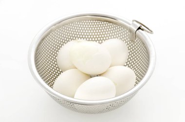 Paslanmaz çelik kevaşede haşlanmış yumurta.