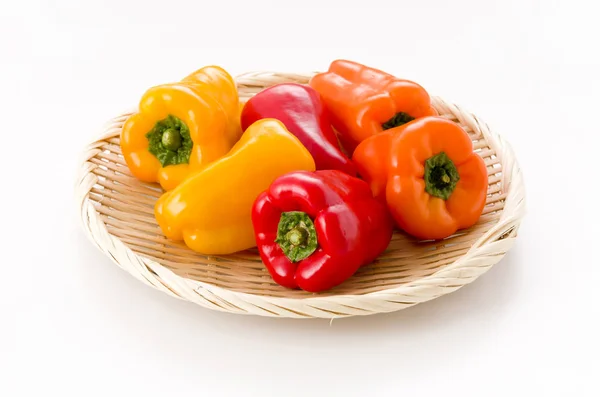 Färskt Färgad Bell Pepper Bambu Durkslag Vit Bakgrund — Stockfoto