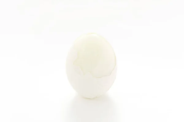 Очищенное Яйцо Белом Фоне — стоковое фото
