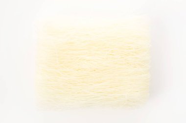 Beyaz arka planda kurutulmuş pirinç eriştesi.