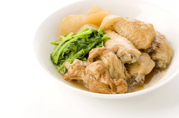 日本菜 煮鸡翅和萝卜 — 图库照片