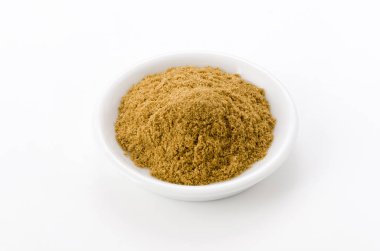 Beyaz Arkaplan 'da küçük seramik tabakta kimyon tozu