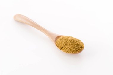 Beyaz arka planda tahta kaşıkta kimyon tozu