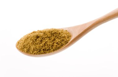Beyaz arka planda tahta kaşıkta kimyon tozu