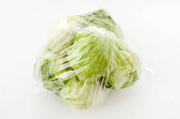 Frische Salatblätter Plastiktüte Auf Weißem Hintergrund — Stockfoto