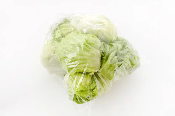Frische Salatblätter Plastiktüte Auf Weißem Hintergrund — Stockfoto