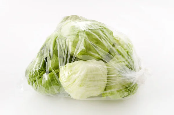 Friss Saláta Levelek Műanyag Zacskóban Fehér Háttér — Stock Fotó