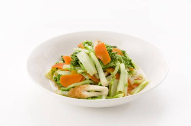 Beyaz arka planda, havuç ve Chikuwa ile karıştırılmış santou-na (Shantung sebzeleri).