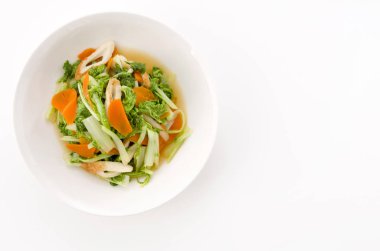 Beyaz arka planda, havuç ve Chikuwa ile karıştırılmış santou-na (Shantung sebzeleri).