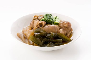 Kombu ve bok choi ile haşlanmış domuz budu.