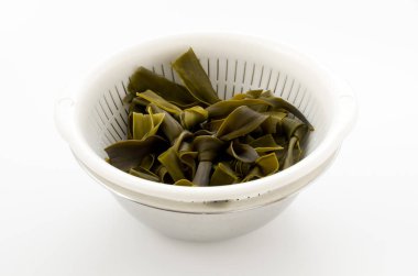 Musubikombu, Kombu yosunu büyük kahverengi bir yosun türüdür. Japon mutfağında yaygın olarak kullanılan yenilebilir bir deniz yosunu.