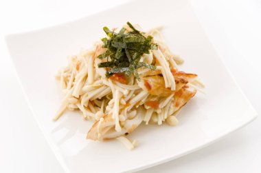 Aemono, Enoki mantarı ve Chikuwa dilimlenmiş erikle giyinmiş. Japon yemeği.