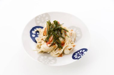 Aemono, Enoki mantarı ve Chikuwa dilimlenmiş erikle giyinmiş. Japon yemeği.