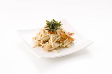 Aemono, Enoki mantarı ve Chikuwa dilimlenmiş erikle giyinmiş. Japon yemeği.