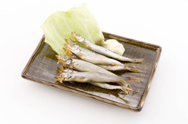Tabakta ızgara Komochi Shishamo. 