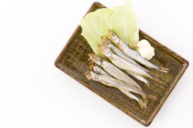 Tabakta ızgara Komochi Shishamo. 