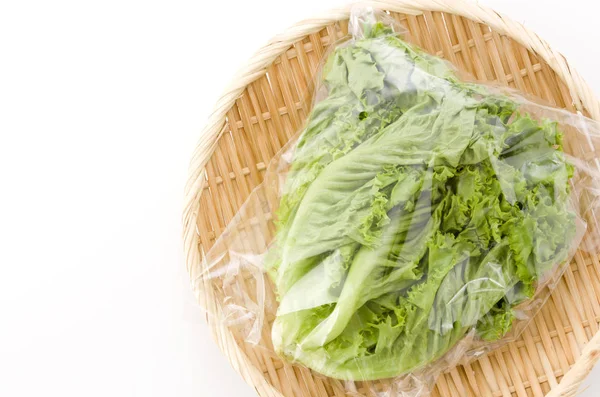 Frische Grüne Blätter Salat Plastiktüte Auf Bambussieb Auf Weißem Hintergrund — Stockfoto