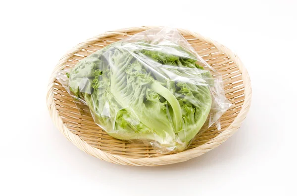 Frische Grüne Blätter Salat Plastiktüte Auf Bambussieb Auf Weißem Hintergrund — Stockfoto