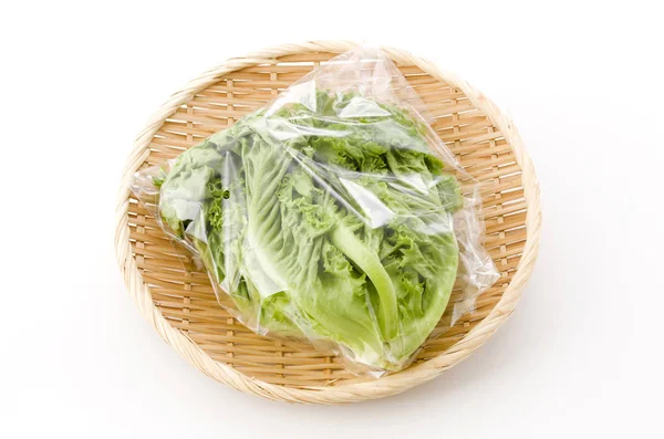 Φρέσκα Πράσινα Φύλλα Μαρουλιού Πλαστική Σακούλα Μπαμπού Σουρωτήρι Λευκό Φόντο — Φωτογραφία Αρχείου
