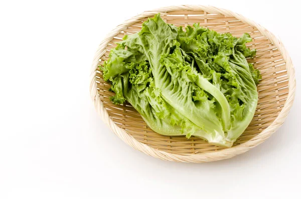 Frische Grüne Blätter Salat Auf Bambus Sieb Auf Weißem Hintergrund — Stockfoto