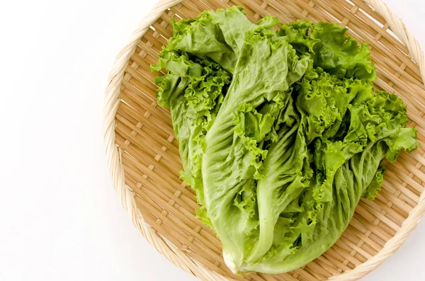 Frische Grüne Blätter Salat Auf Bambus Sieb Auf Weißem Hintergrund — Stockfoto