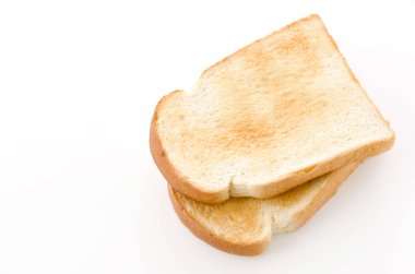 Beyaz arkaplanda dilimlenmiş ekmek
