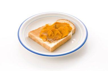 Tarçın şekerli, dilimlenmiş tost ekmeğine balkabağı ezmesi.