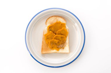 Tarçın şekerli, dilimlenmiş tost ekmeğine balkabağı ezmesi.