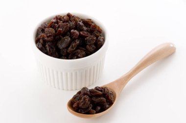 Beyaz arkaplanda beyaz cocotte üzümleri