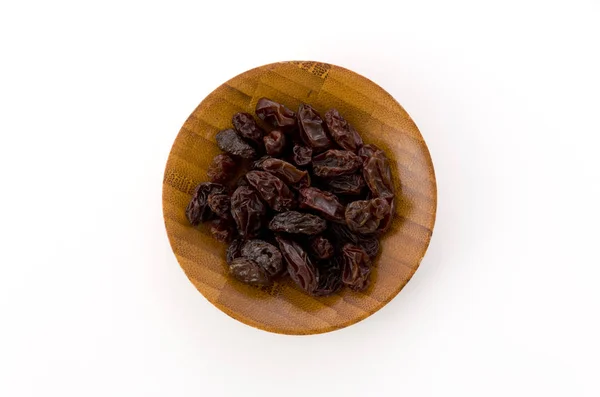 Raisins Dans Petit Plat Bois Sur Fond Blanc — Photo