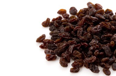 Beyaz arka planda kuru üzümler