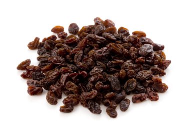 Beyaz arka planda kuru üzümler