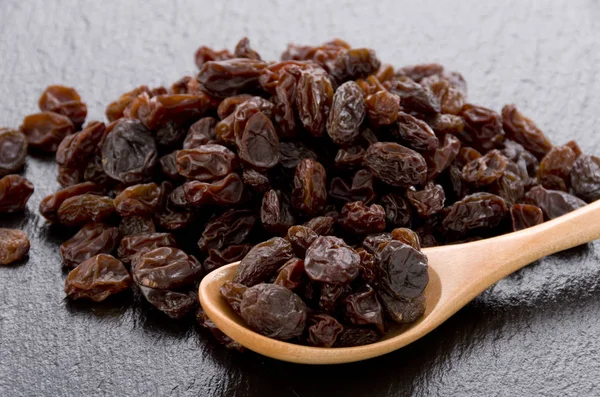 Raisins Wooden Spoon Black Stone Background — Stock Photo, Image