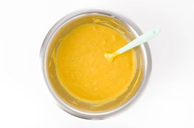 Balkabağı krepi için hamuru karıştırıyorum.