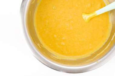 Balkabağı krepi için hamuru karıştırıyorum.