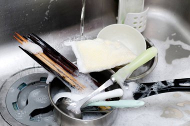 Bulaşıkları yıka, mutfak malzemelerini lavaboda yıka. 