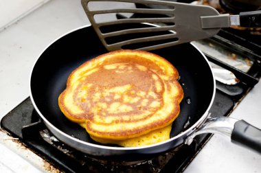 Mutfakta balkabaklı krep pişiriyorum. Pişirme krepi yapmanın basamakları