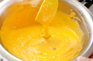 Balkabağı krepi için hamuru karıştırıyorum.