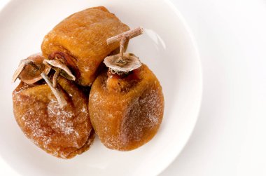 Anpokaki, tabakta kurutulmuş hurma.