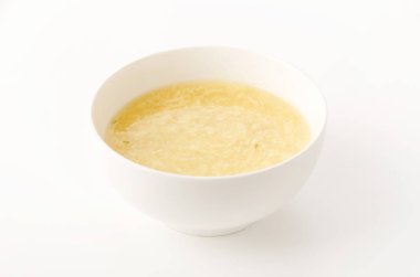 Beyaz kasede tatlı mısır yumurtası çorbası
