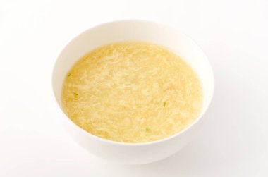 Beyaz kasede tatlı mısır yumurtası çorbası