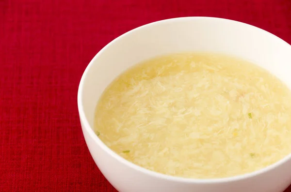 Soupe Goutte Oeuf Maïs Sucré Dans Bol Blanc Sur Tissu — Photo