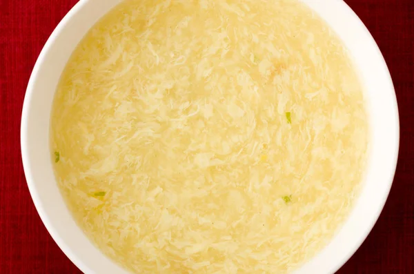 Soupe Goutte Oeuf Maïs Sucré Dans Bol Blanc Sur Tissu — Photo