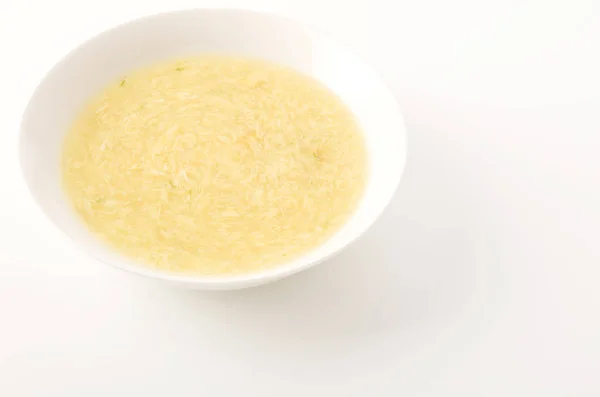 Soupe Aux Œufs Maïs Sucré Dans Une Assiette Blanche — Photo