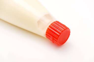 Bir şişe mayonez Beyaz Arkaplanda Giyinme