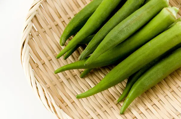 Färsk Okra Bambu Durkslag Vit Bakgrund — Stockfoto