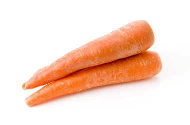 Beyaz arka planda taze havuç