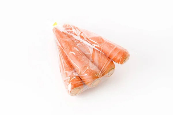 Zanahoria Fresca Bolsa Plástico Sobre Fondo Blanco —  Fotos de Stock