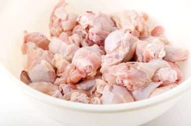 Kase içinde çiğ tavuk kanadı (wingstick)